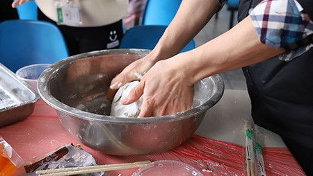 正月十五鬧元宵，歡歡喜喜包湯圓